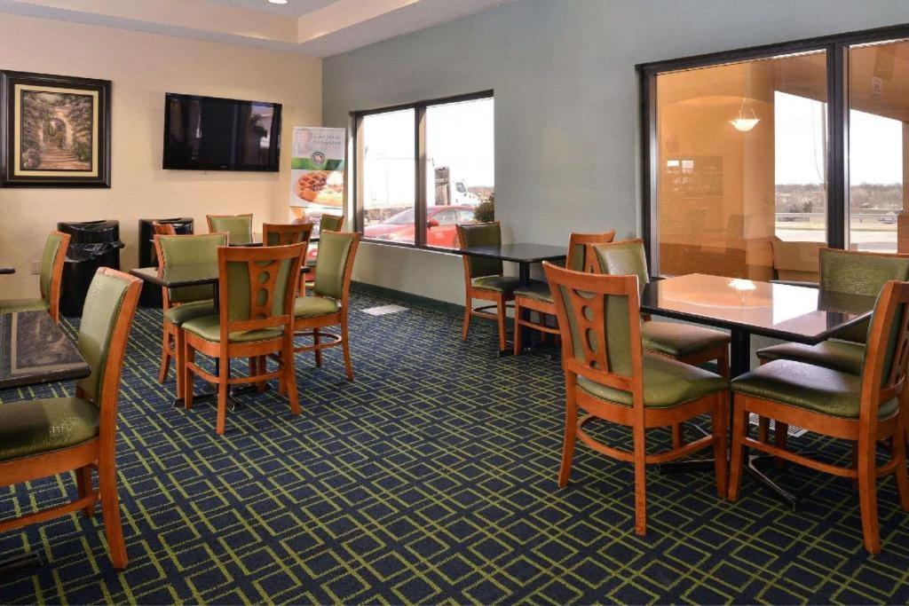 Quality Inn & Suites Jefferson City Zewnętrze zdjęcie