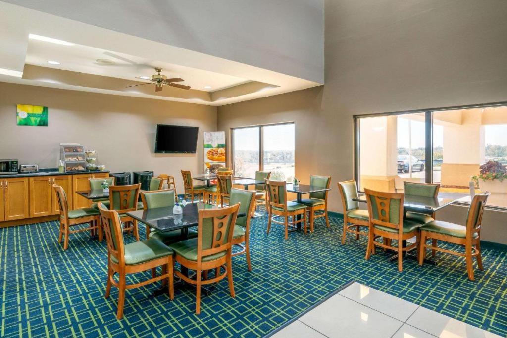 Quality Inn & Suites Jefferson City Zewnętrze zdjęcie