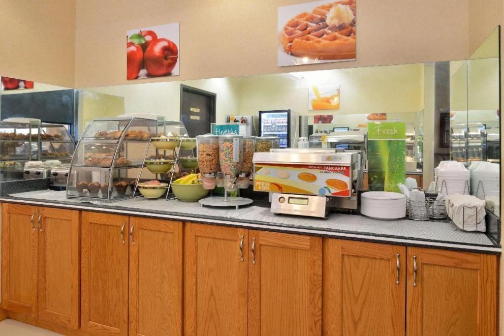 Quality Inn & Suites Jefferson City Zewnętrze zdjęcie